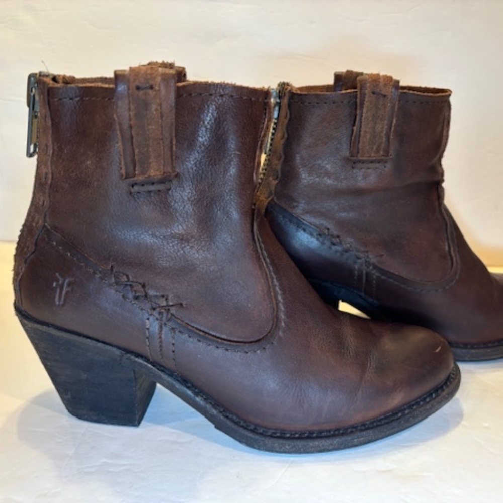 Frye Leslie Artisan Short Boots Booties Back Zip Brown Dark Heeled 7.5